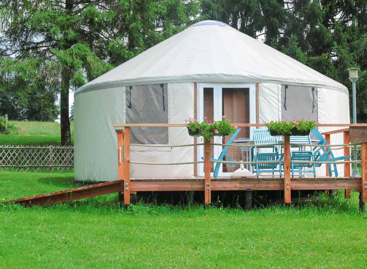 Yourte dans le camping de Saint-Mathieu