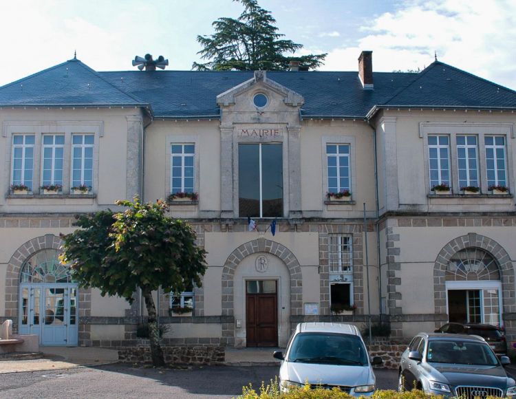 Vue sur la façade de la mairie de Saint-Mathieu