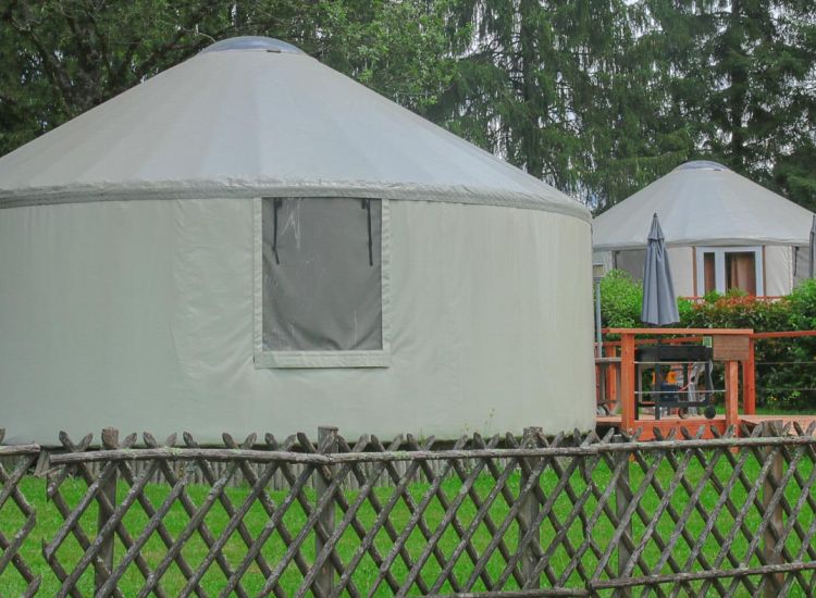 Yourte dans le camping de Saint-Mathieu