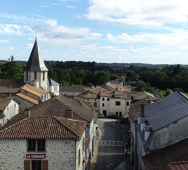Saint-Mathieu vu d'en haut Vue des toits de Saint-Mathieu