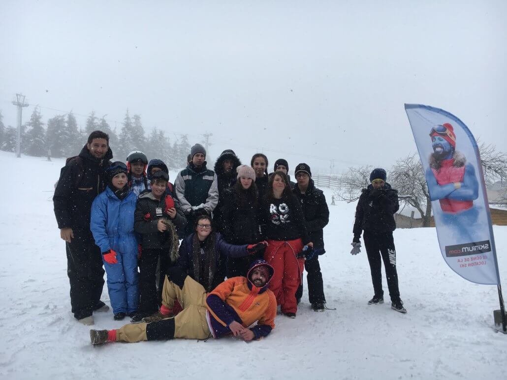 Groupe de jeunes à la neige Groupe de jeunes du communauté de communes à la neige